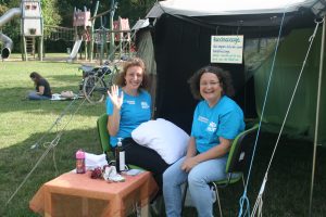 Handmassage vor dem Gebetszelt