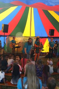 Gesang im Zirkuszelt